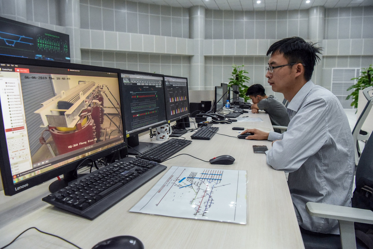 Trung tâm điều hành, giám sát và chỉ huy toàn tuyến đường sắt Cát Linh - Hà Đông được đặt tại khu depot Hà Đông. Mỗi ca trực có 3 nhân viên điều hành lập biểu đồ chạy tàu, giám sát toàn bộ tình hình tuyến, trạng thái các đoàn tàu.