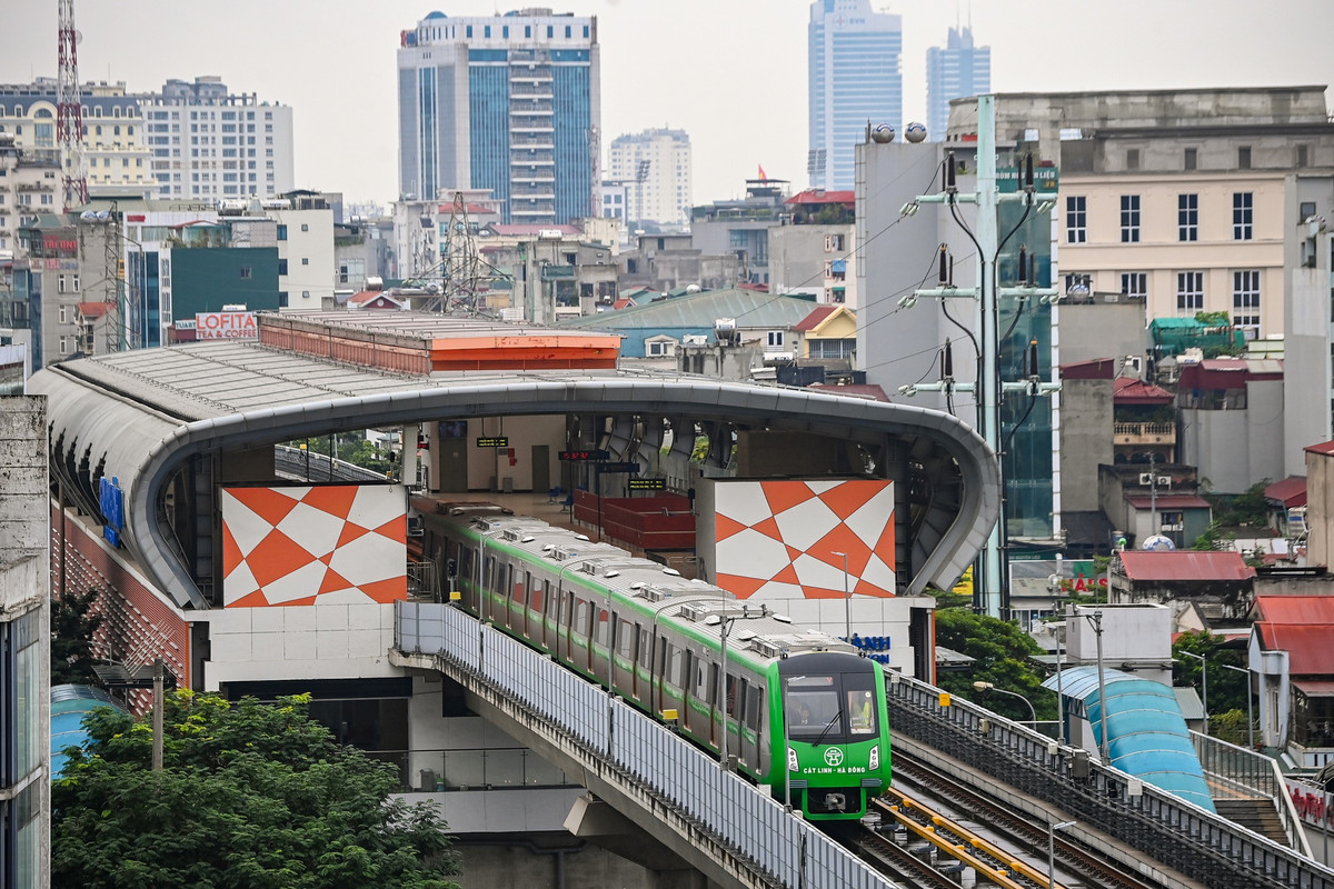 Ông Vũ Hồng Trường, Tổng giám đốc Hanoi Metro cho biết đơn vị đã sẵn sàng các điều kiện để tiếp nhận vận hành khai thác tuyến đường sắt Cát Linh - Hà Đông. Đơn vị cũng đã báo cáo UBND thành phố về kế hoạch khai thác trong giai đoạn đầu vận hành của dự án.