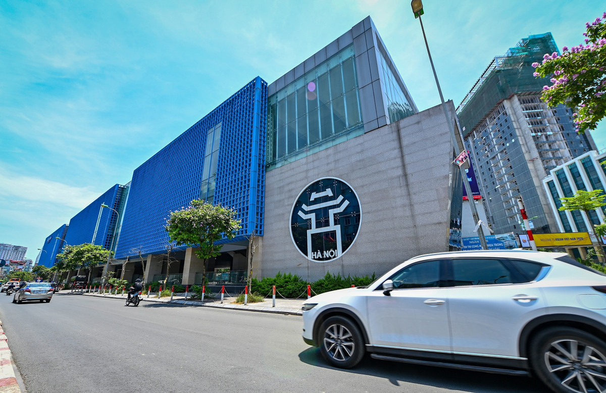 Điểm đầu của dự án là ga Cát Linh nằm tại phường Cát Linh (quận Đống Đa) với quy mô 3 tầng, diện tích xây dựng khoảng 18.000 m2. Tầng 1 để trống, nơi hành khách đi và đến. Tầng 2 là sảnh lên xuống nhà ga và tầng 3 là khu vực lên xuống tàu.