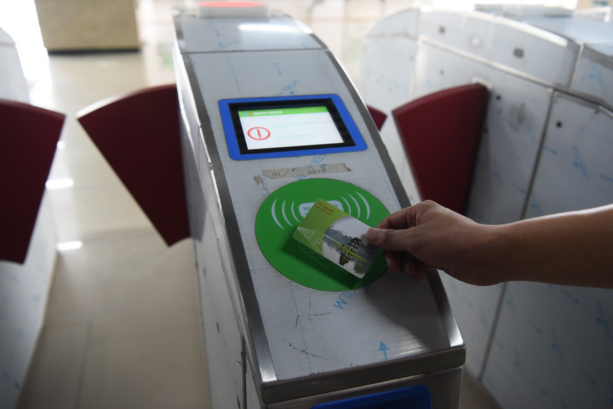 Để lên tàu, hành khách sử dụng vé đi tàu bằng thẻ nhựa với thiết kế hoa văn truyền thống in hình những địa điểm du lịch nổi tiếng của Hà Nội, mặt sau vé cũng được đưa đầy đủ thông tin cần biết trong quá trình sử dụng.