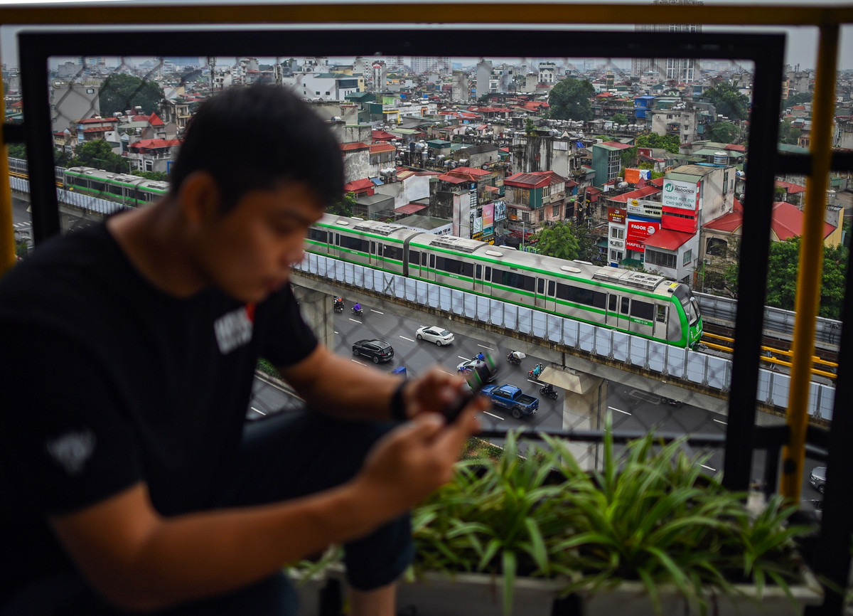 Dự án đường sắt Cát Linh - Hà Đông sẽ phục vụ miễn phí 15 ngày đầu cho tất cả hành khách. Sau giai đoạn miễn phí, hành khách có thể lựa chọn mua vé lượt, vé ngày hoặc vé tháng. Vé lượt có giá tối thiểu là 7.000 đồng (di chuyển qua một ga) và tăng thêm 600 đồng cho mỗi km tiếp theo. Giá vé đi trọn tuyến (12 ga) là 15.000 đồng. Vé ngày có giá 30.000 đồng, cho phép hành khách di chuyển không giới hạn số lượt trong ngày.