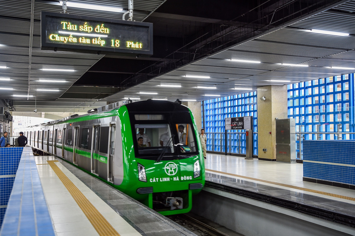 Toa khách nặng 32 tấn, rộng khoảng 2,8 m, bố trí 6 ghế dài, 2 hàng cột cong về phía giữa toa, dọc theo lối đi giúp hành khách đứng bám ổn định.