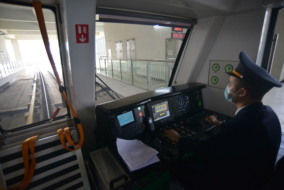 Bên trong khoang lái tàu Cát Linh - Hà Đông.