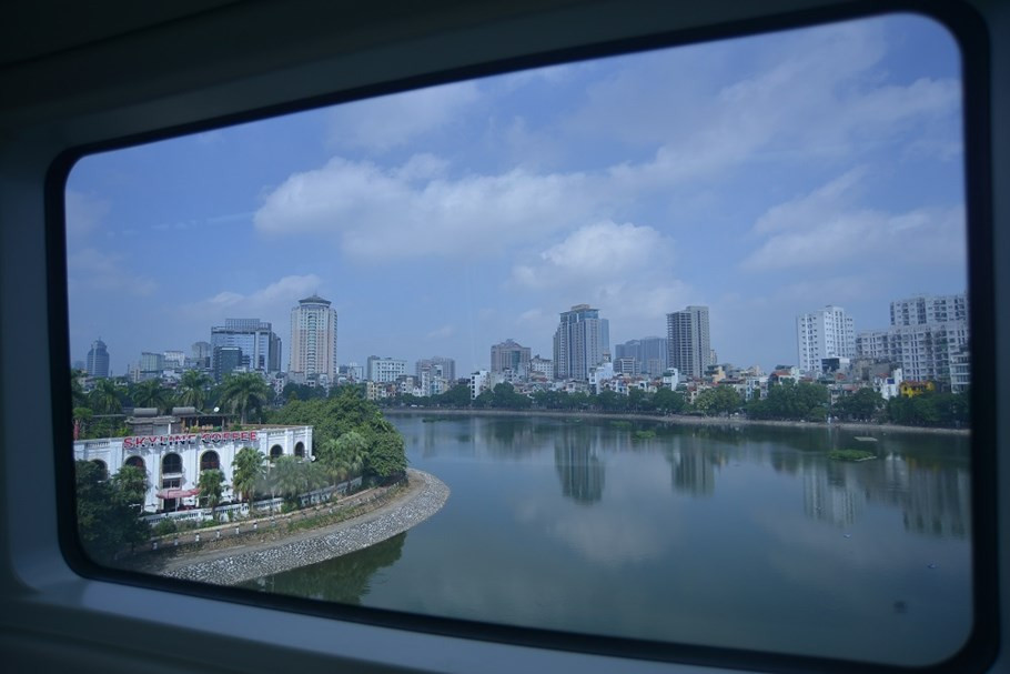 Hành khách có thể ngắm nhìn thành phố khi di chuyển bằng tàu Cát Linh - Hà Đông.