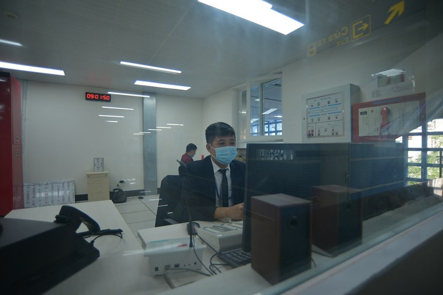 “Chúng tôi đặt mục tiêu an toàn và sự trải nghiệm tốt nhất cho hành khách. Chính bởi vậy, trong 15 ngày đầu chúng tôi bố trí thêm nhân viên huy động toàn lực để hướng dẫn hành khách đi qua cửa soát vé và giữ an toàn trên ga cũng như khi lên xuống tàu” - ông Nguyễn Hồng Trường cho biết.