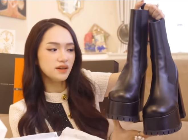 Đôi boots siêu khủng của Versace có giá hơn 38 triệu đồng.