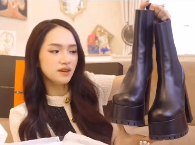 Đôi boots siêu khủng của Versace có giá hơn 38 triệu đồng.