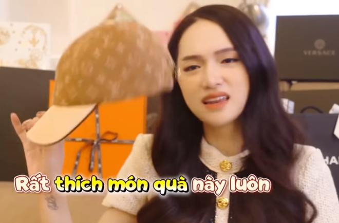 Mũ lưỡi trai Carry On từ thương hiệu Louis Vuitton giá hơn 21,4 triệu đồng.