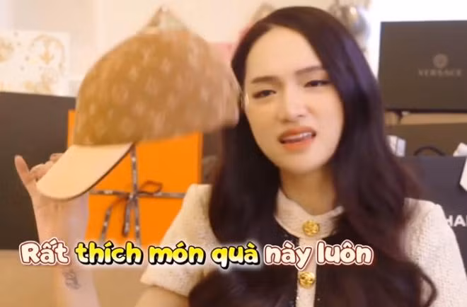 Mũ lưỡi trai Carry On từ thương hiệu Louis Vuitton giá hơn 21,4 triệu đồng.