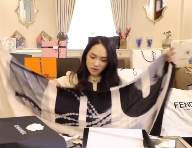 Ngoài ra, Hương Giang còn được tặng khăn Rue Cambon từ thương hiệu Chanel và 40 triệu tiền mặt từ "nữ hoàng nội y" Ngọc Trinh.