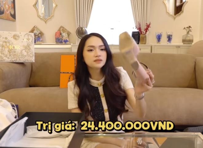 Sandals da bóng từ Giuseppe Zanotti có giá 24,4 triệu đồng.