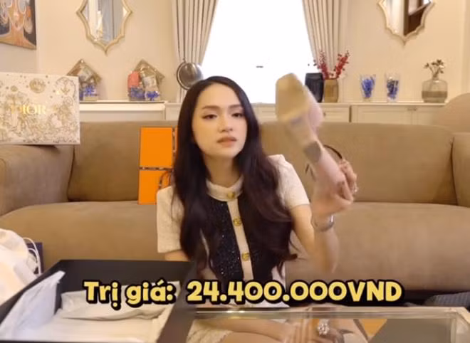 Sandals da bóng từ Giuseppe Zanotti có giá 24,4 triệu đồng.