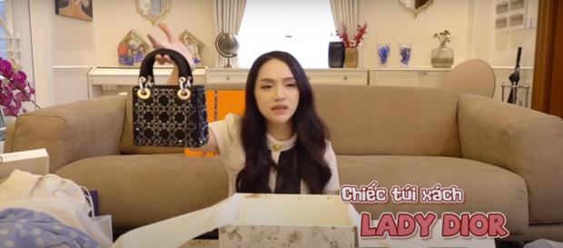 "Anh iu" Matt Liu chỉ xếp vị trí thứ 3 khi tặng Hương Giang túi Lady Dior cỡ mini giá hơn 114 triệu đồng mà không cần "gợi ý". Để giữ độ nguyên vẹn cho chiếc túi, Hương Giang cho biết mình sẽ hạn chế sử dụng item này.