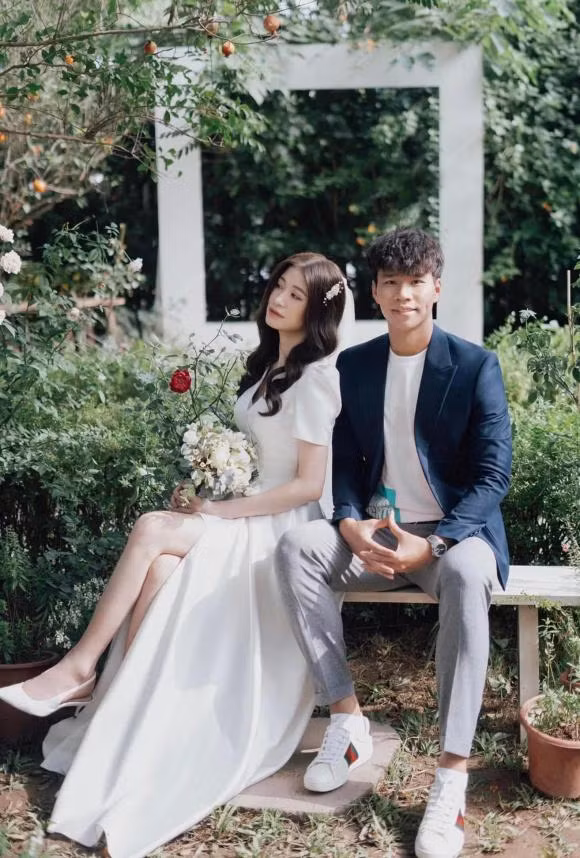 Cau thu Nguyen Van Dung va vo rich kid bat ngo cong khai-Hinh-11