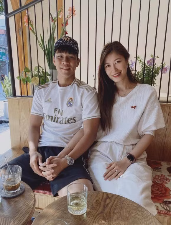 Cau thu Nguyen Van Dung va vo rich kid bat ngo cong khai-Hinh-9