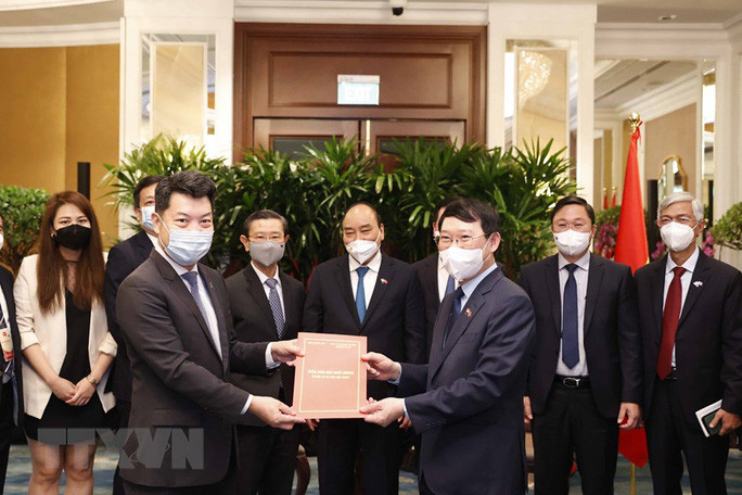 Chủ tịch nước Nguyễn Xuân Phúc chứng kiến lễ trao Biên bản ghi nhớ về đầu tư tại tỉnh Bắc Giang giữa Chủ tịch UBND tỉnh Bắc Giang Lê Ánh Dương và đại diện Công ty TNHH Quản lý Bất động sản CapitalLand (CapitaLand (Vietnam) Holdings Pte. Ltd). Ảnh: TTXVN