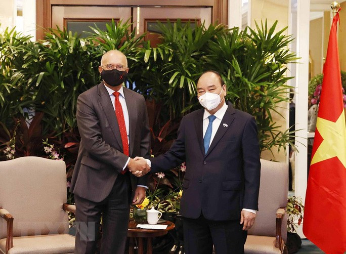 Tiếp tục chuyến thăm cấp Nhà nước tới Singapore, sáng 26-2, Chủ tịch nước Nguyễn Xuân Phúc tiếp ông Piyush Gupta, Tổng Giám đốc Ngân hàng DBS. Ảnh: TTXVN