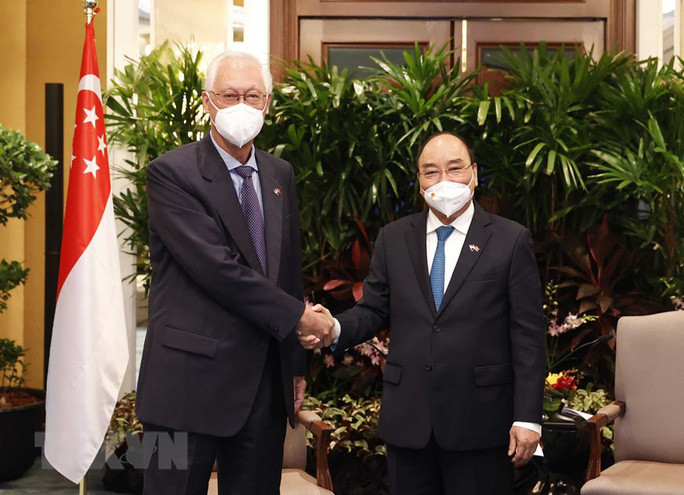 Cũng trong sáng 26-2, Chủ tịch nước Nguyễn Xuân Phúc tiếp Bộ trưởng Cao cấp Singapore Goh Chok Tong và lãnh đạo một số tập đoàn.