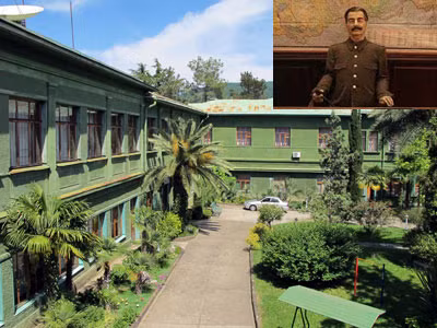 1. Những căn nhà nông thôn dacha ở Sochi. Thành phố này trở nên nổi tiếng sau khi cố lãnh đạo Joseph Stalin xây dựng một dacha - một căn nhà nông thôn theo phong cách truyền thống của Nga vào hồi thập niên 1930. Chẳng những vậy, đương kim Tổng thống Putin cũng có hai dacha tọa lạc ở thành phố nghỉ mát mùa hè này.