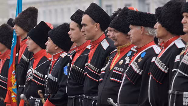 6. Hình ảnh những người Cossack tuần tra các con phố ở Sochi. Trong các áng văn thơ của hai thi hào vĩ đại Nga là Alexander Pushkin và Leov Tolstoy, hình ảnh về những người dân Cosack đã không còn xa lạ nữa. Và bây giờ, những người từng bảo vệ lãnh thổ biên giới cho Sa hoàng Nga năm xưa đã gia nhập vào lực lượng cảnh sát tuần tra ở Sochi.