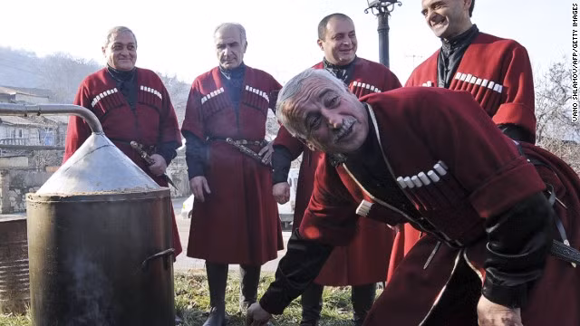 7. Rượu chacha: Nhắc tới nước Nga, hẳn các bạn sẽ liên tưởng tới rượu vodka. Tuy nhiên, tại Sochi, rượu chacha mới là thức uống phổ biến. Đây thực ra là một thức uống của người Gruzia và mang hương vị đặc trưng của vỏ nho và vỏ quả óc chó.