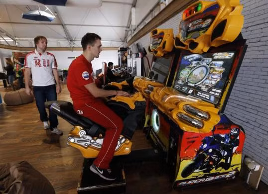 VĐV Aleksey Suvorov của bộ môn trượt tuyết tốc độ đang say sưa chơi game.