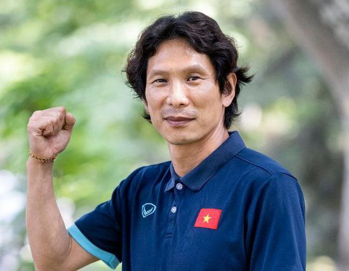 HLV Gong Oh-kyun tung thuc ca dem de nho ten cau thu