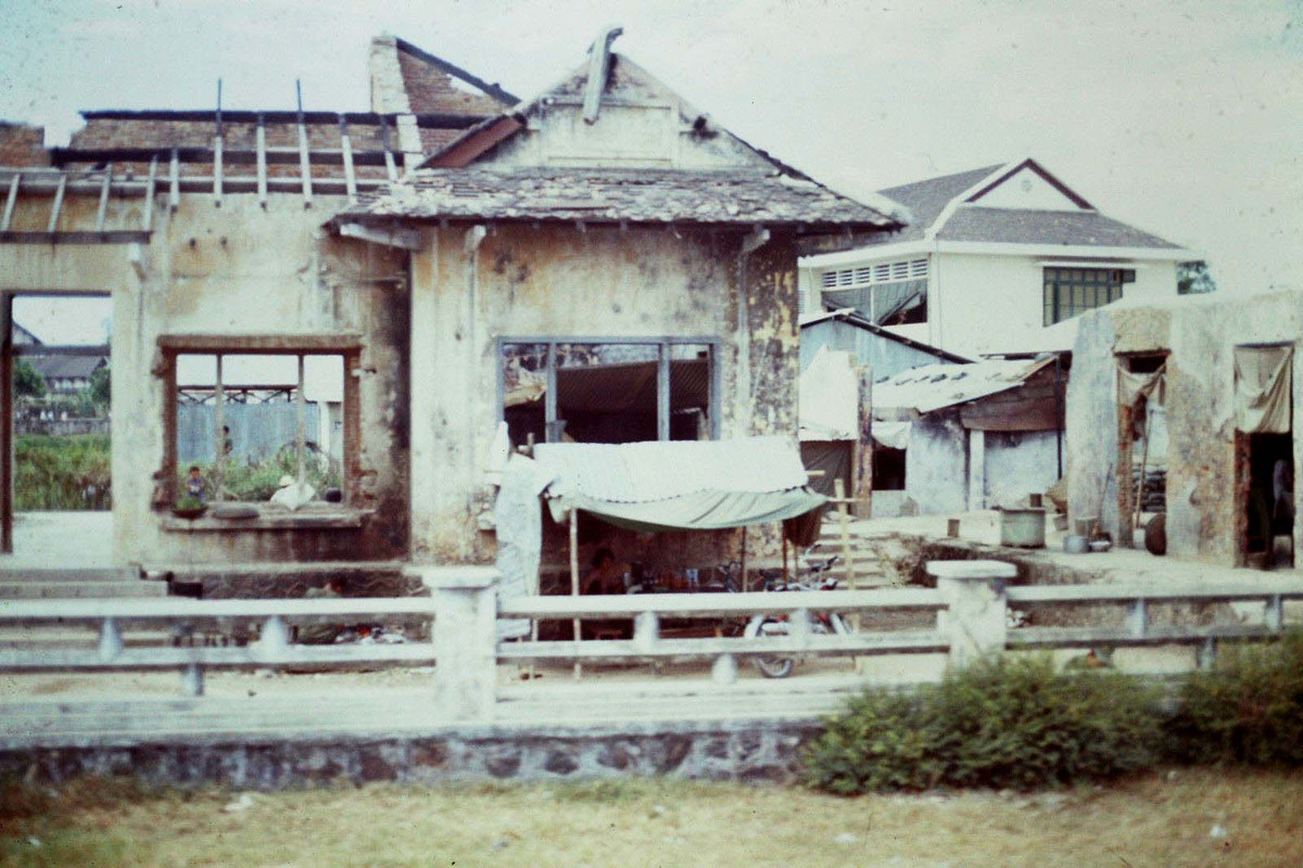 Một khu nhà ở Huế bị bỏ hoang sau chiến sự Mậu Thân 1968.