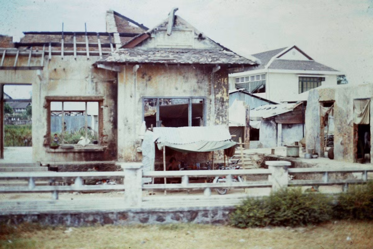 Một khu nhà ở Huế bị bỏ hoang sau chiến sự Mậu Thân 1968.