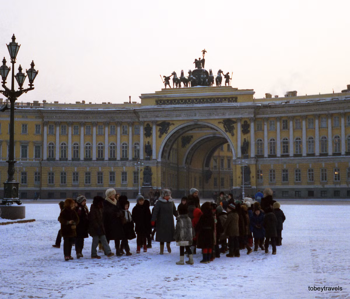 Nhóm phụ nữ và trẻ em ở quảng trường Cung điện, phía xa là tòa nhà Bộ Tổng tham mưu.