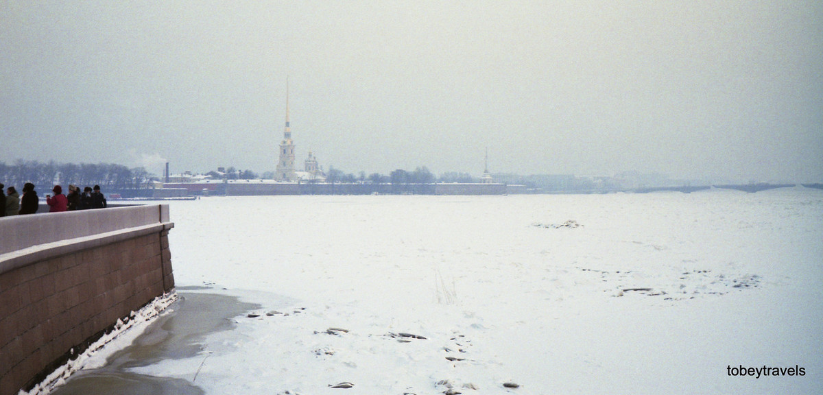 Mặt sông Neva đóng băng.