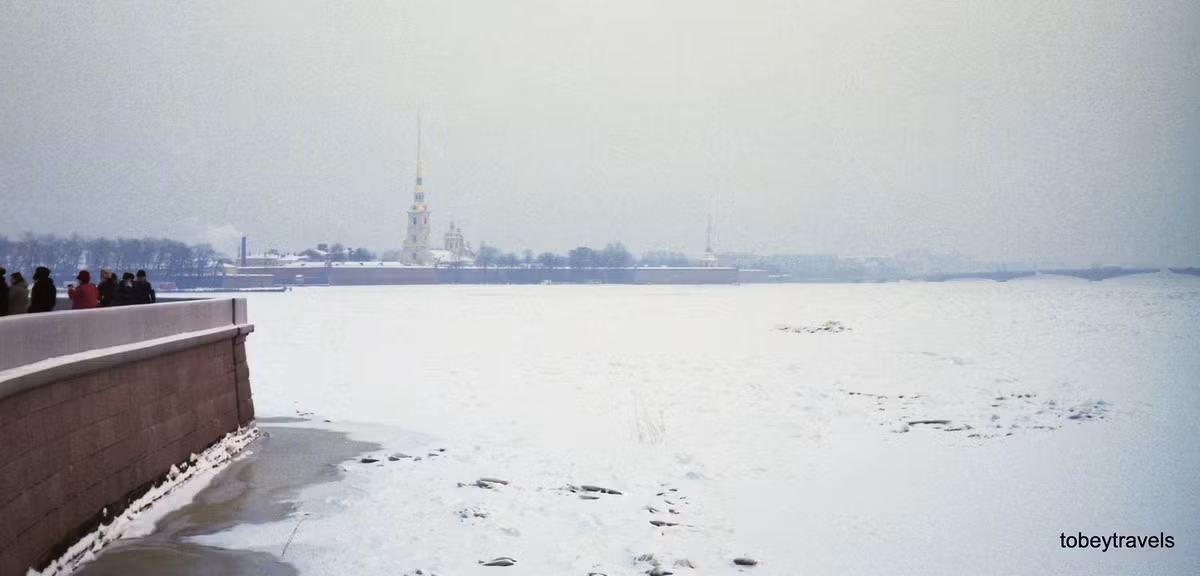 Mặt sông Neva đóng băng.