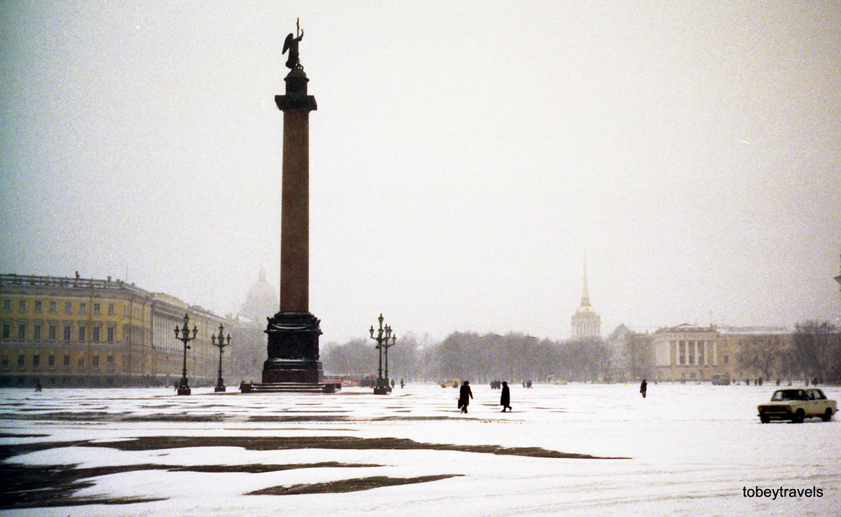 Khung cảnh ở quảng trường Cung điện, thành phố Leningrad, Liên Xô tháng 12/1986. Ảnh: Tobeytravels Flickr.