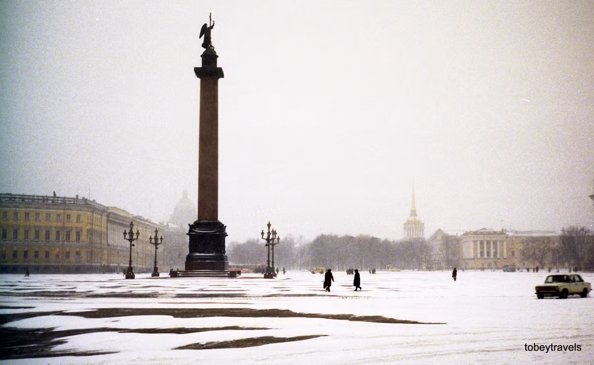 Khung cảnh ở quảng trường Cung điện, thành phố Leningrad, Liên Xô tháng 12/1986. Ảnh: Tobeytravels Flickr.