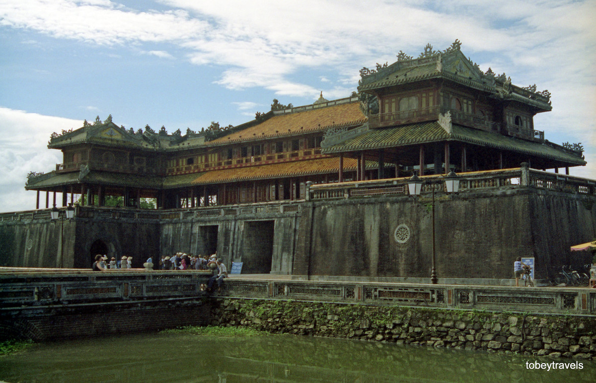 Cổng Ngọ Môn ở Cố đô Huế năm 1996. Ảnh: Tobeytravels Flickr.
