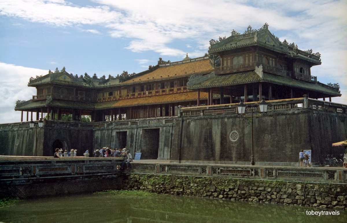 Cổng Ngọ Môn ở Cố đô Huế năm 1996. Ảnh: Tobeytravels Flickr.