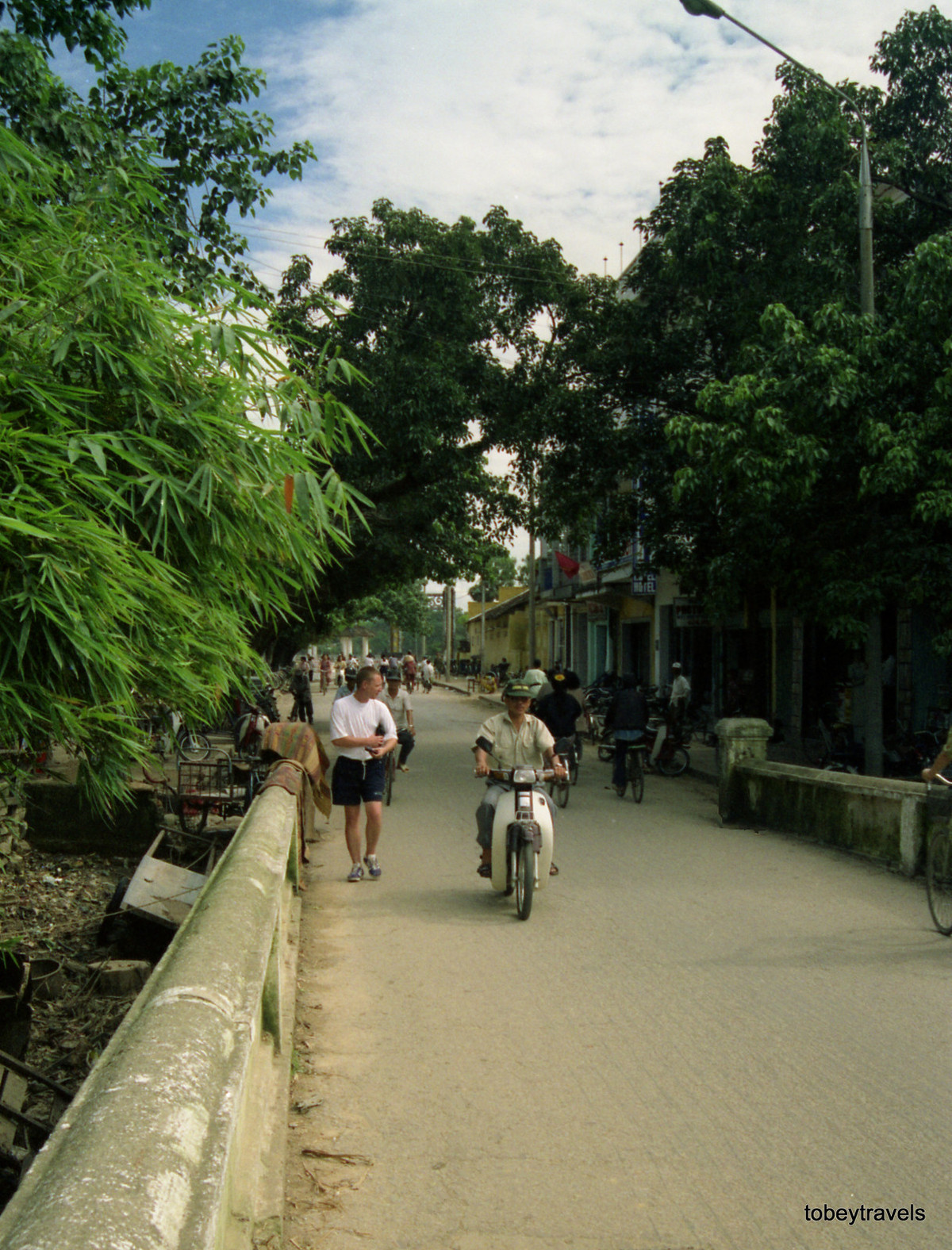 Đường Đinh Tiên Hoàng, nhìn từ câu cầu dần vào cổng Thượng Tứ. Phía xa là đình Thương Bạc bên bờ sông Hương.