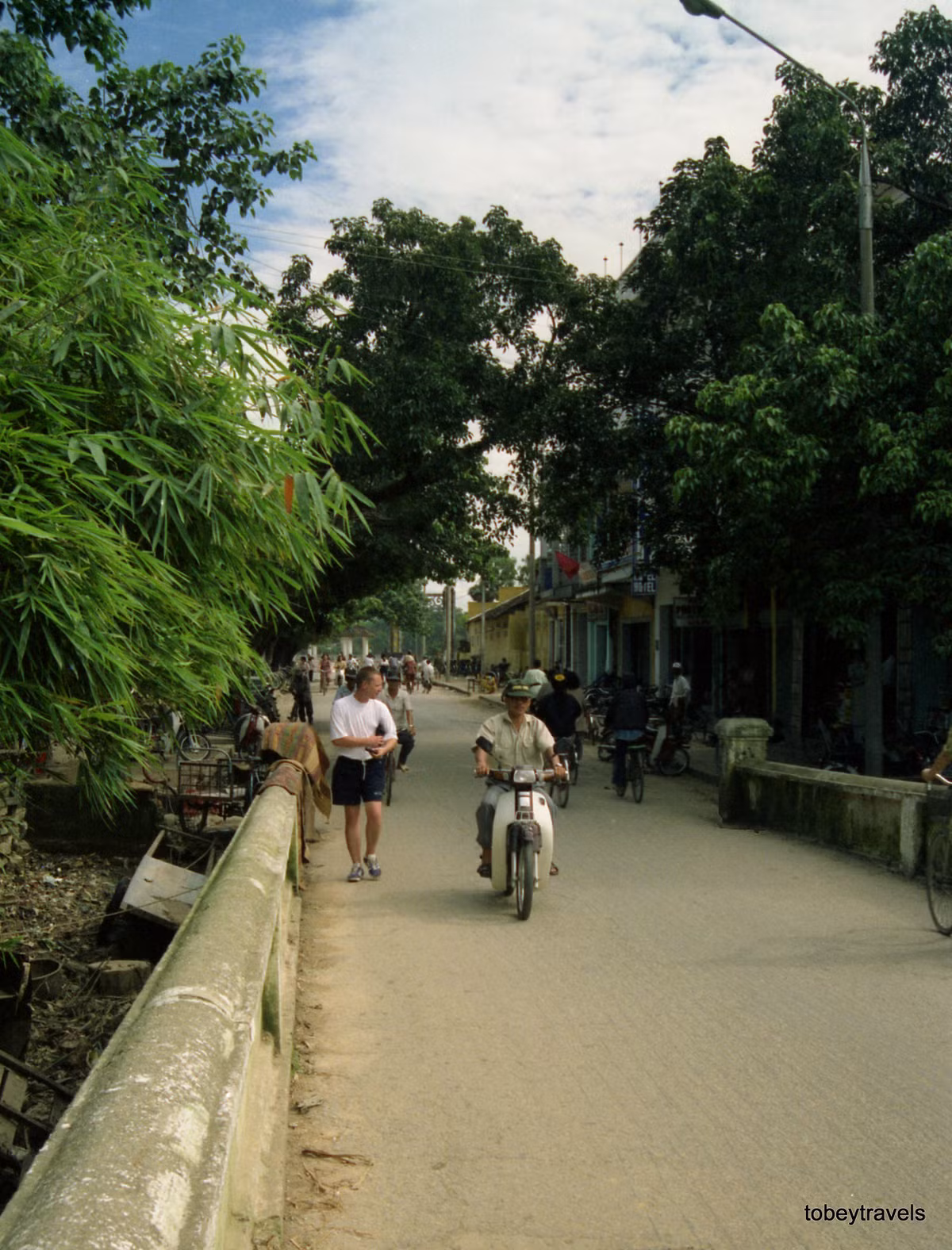 Đường Đinh Tiên Hoàng, nhìn từ câu cầu dần vào cổng Thượng Tứ. Phía xa là đình Thương Bạc bên bờ sông Hương.