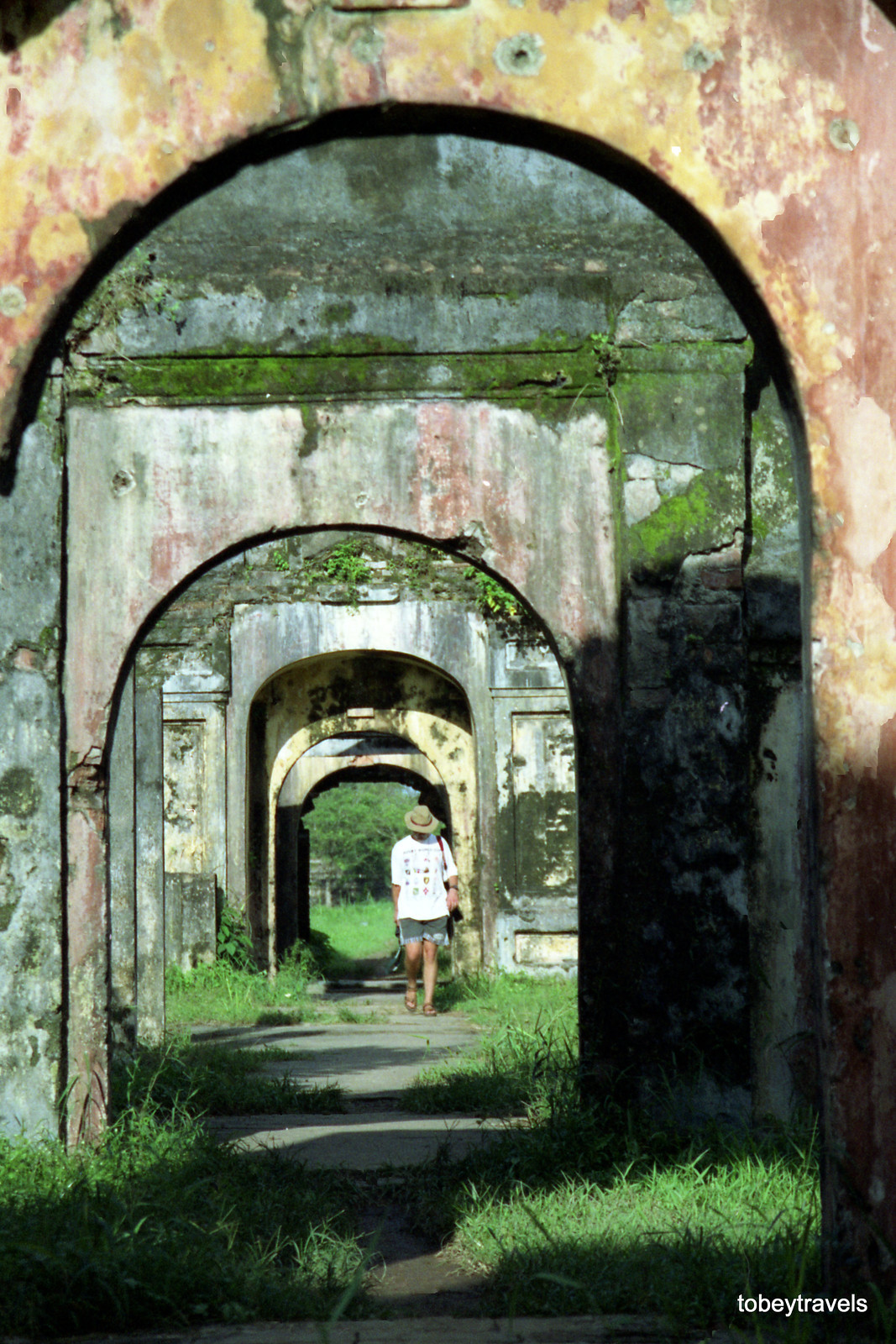 Trường lang - dãy hành lang bao quanh Tử Cấm Thành lúc này vẫn là phế tích. Gần đây công trình đã được phục dựng.
