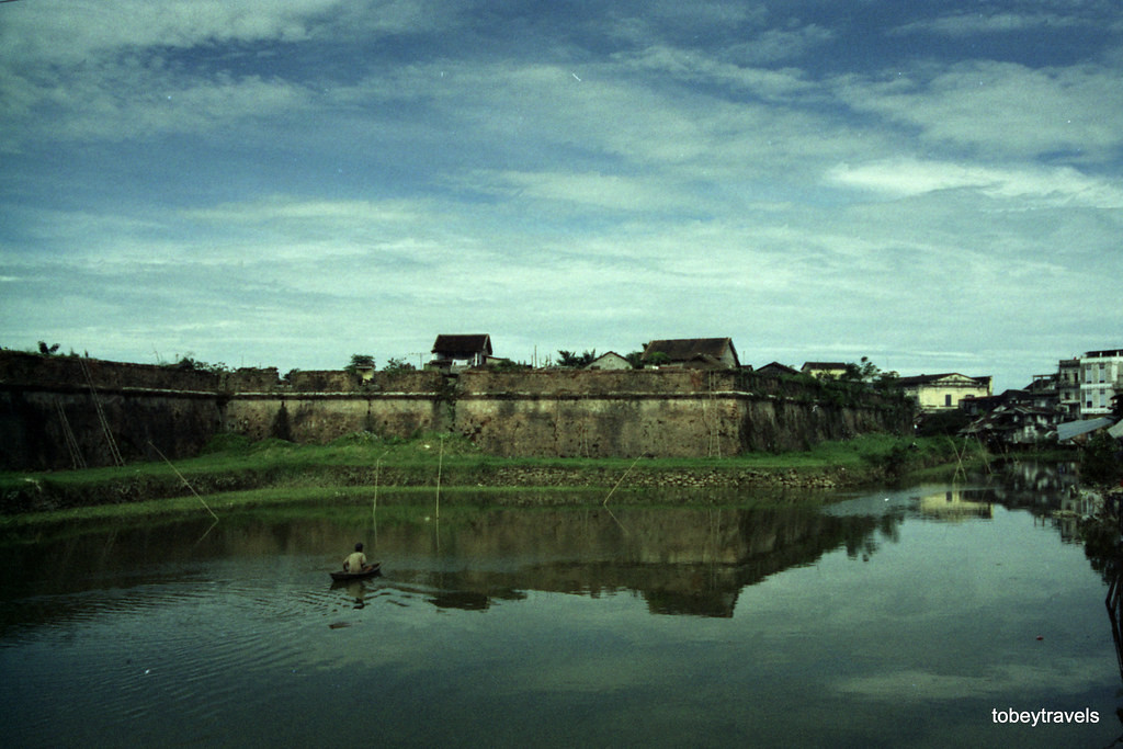 Hào nước bên ngoài Kinh thành Huế.