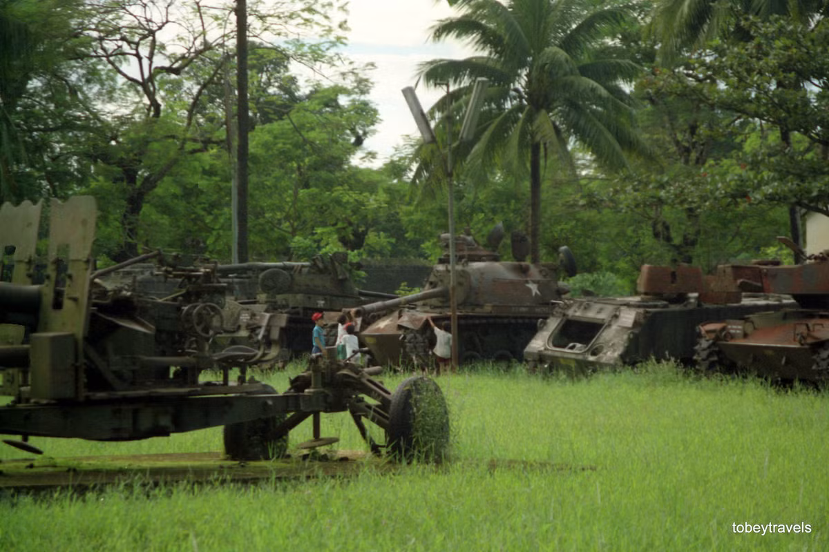 Các loại vũ khí trưng bày trong khuôn viên Quốc Tử Giám - Bảo tàng Lịch sử Thừa Thiên - Huế.