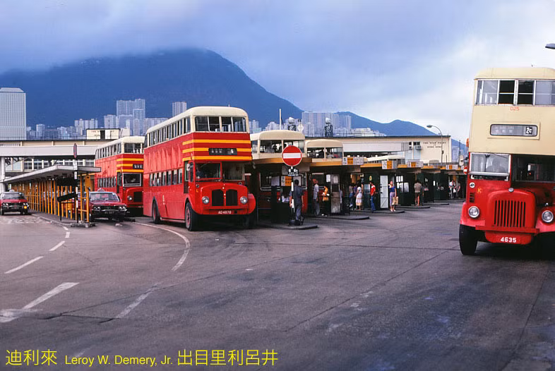 Những chiếc xe buýt hai tầng kiểu Anh ở bến xe buýt Tsim Sha Tsui, khu Kowloon, Hồng Kông năm 1980. Ảnh: Leroy W. Demery, Jr Flickr.