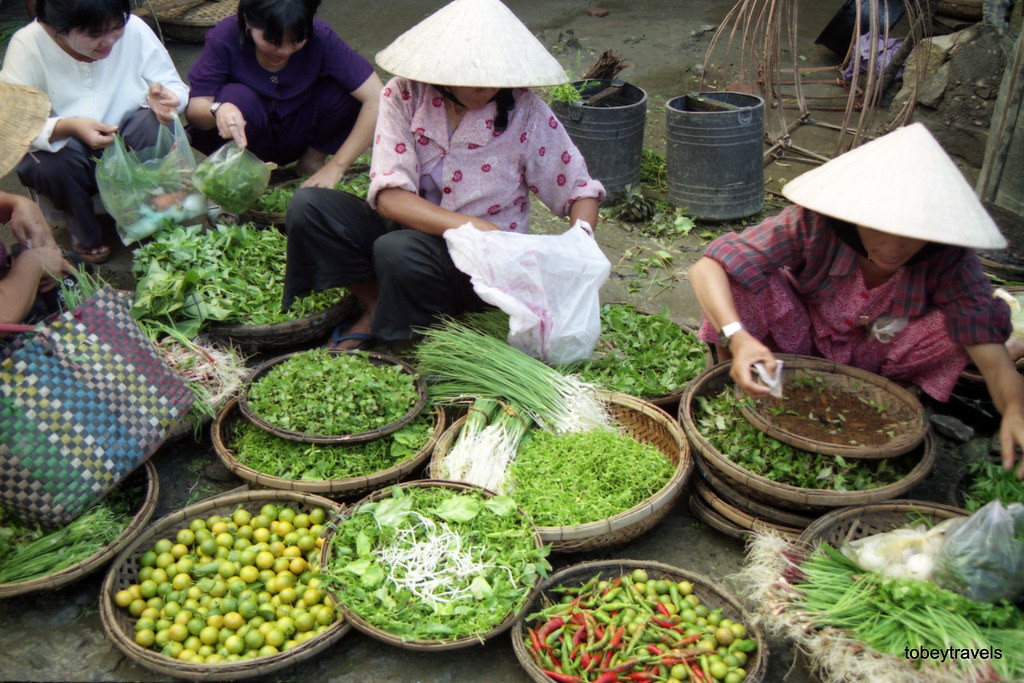 Quầy bán rau gia vị ở chợ Hội An.
