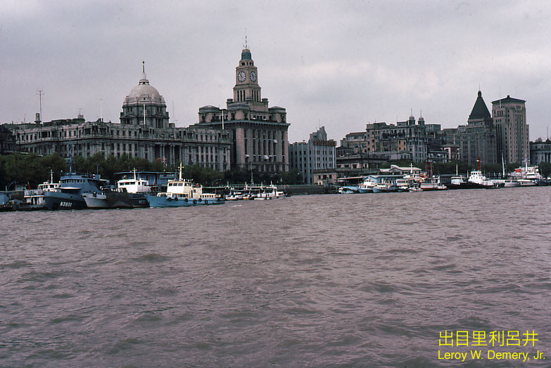 Trung tâm Thượng Hải nhìn từ sông Hoàng Phố. Khu vực này ngày nay là "rừng" nhà chọc trời.