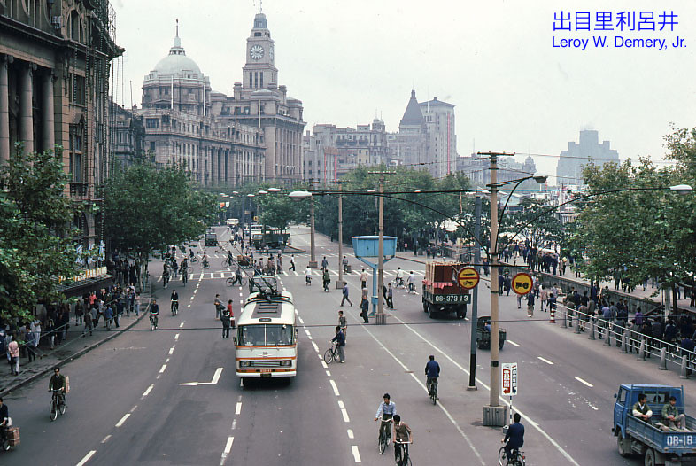Đại lộ Trung Sơn Đông Nhị ở Thượng Hải năm 1983 nhìn từ trên cao, với những tòa nhà mang kiến trúc thời thuộc địa Anh. Ảnh: Leroy W. Demery, Jr.