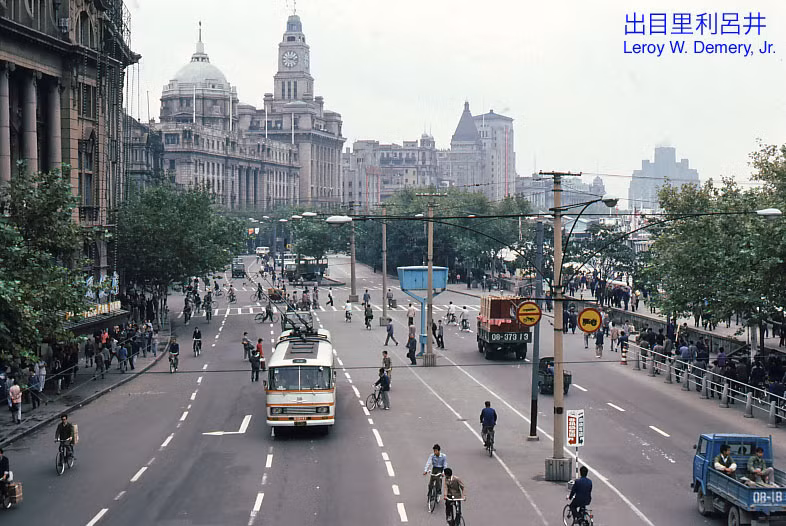 Đại lộ Trung Sơn Đông Nhị ở Thượng Hải năm 1983 nhìn từ trên cao, với những tòa nhà mang kiến trúc thời thuộc địa Anh. Ảnh: Leroy W. Demery, Jr.