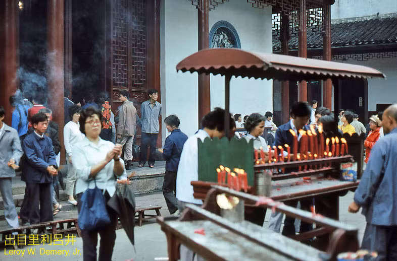 Trong khuôn viên chùa Phật Ngọc ở Thượng Hải.