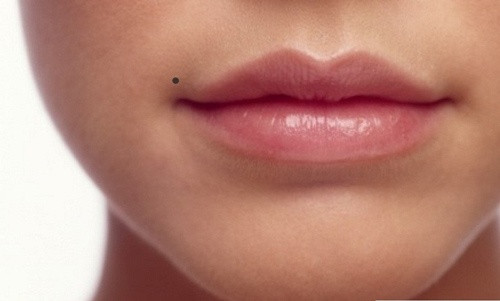 Nốt ruồi ở khóe miệng. Trong nhân tướng học, nốt ruồi ở khóe miệng là nốt ruồi điển hình, báo hiệu là người có phúc khí, người có nốt ruồi này sẽ đặc biệt có tài ăn nói, là người rất tốt, nhân hậu, tốt bụng với người khác.