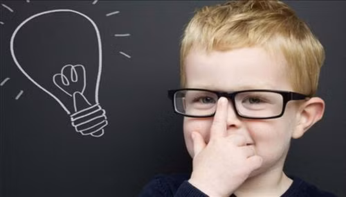 Nốt ruồi ở ấn đường. Người xưa thường cho rằng, nốt ruồi ở ấn đường có nghĩa là "tiền tài dồi dào", tức là những đứa trẻ này rất may mắn, khi lớn lên dễ dàng làm ăn thuận lợi, công danh sự nghiệp hanh thông, tiền bạc rủng rỉnh. 