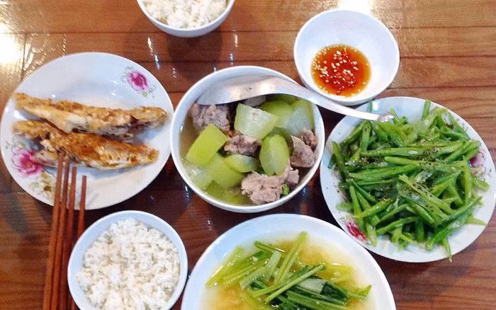 Ve tham bo me chong, nhin mam com luc 12 gio trua toi bat khoc